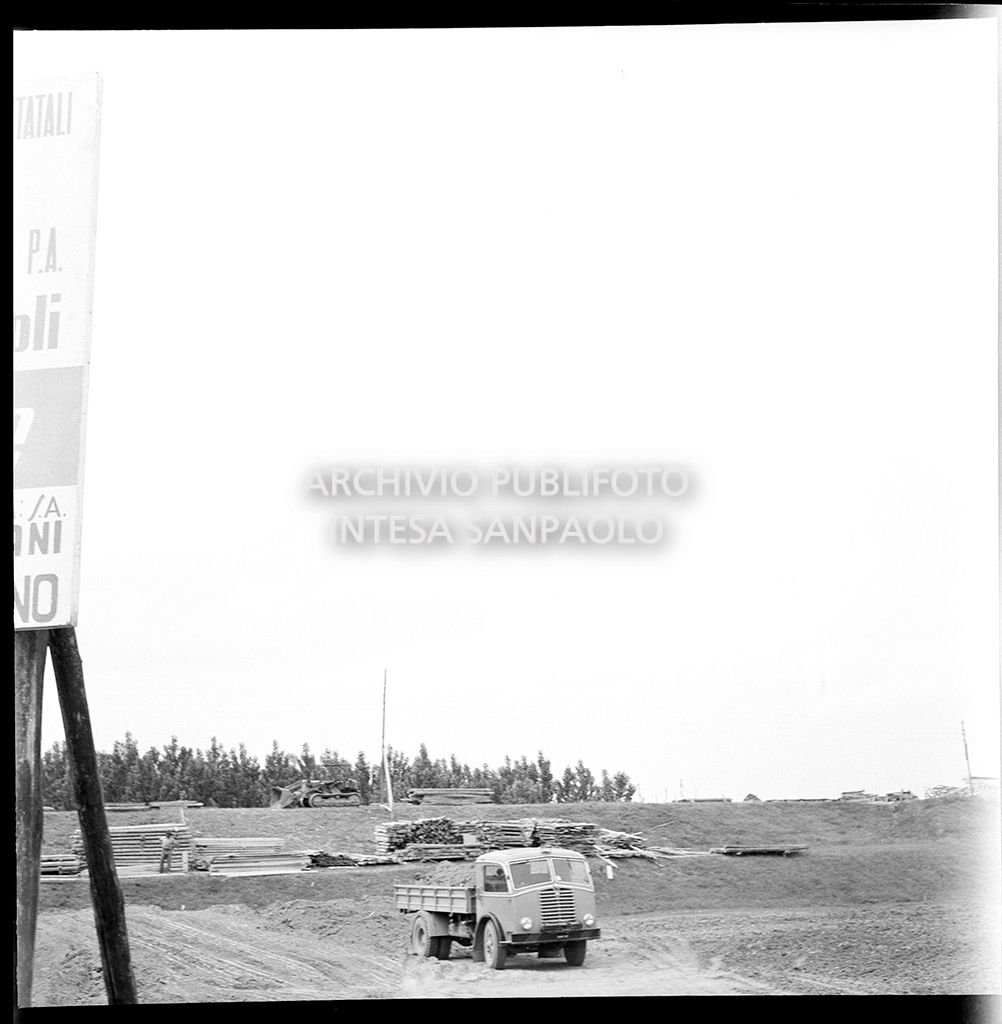 Cantiere per la costruzione del ponte dell'Autostrada del Sole, sul fiume Po, nei pressi di Mortizza<br>383230