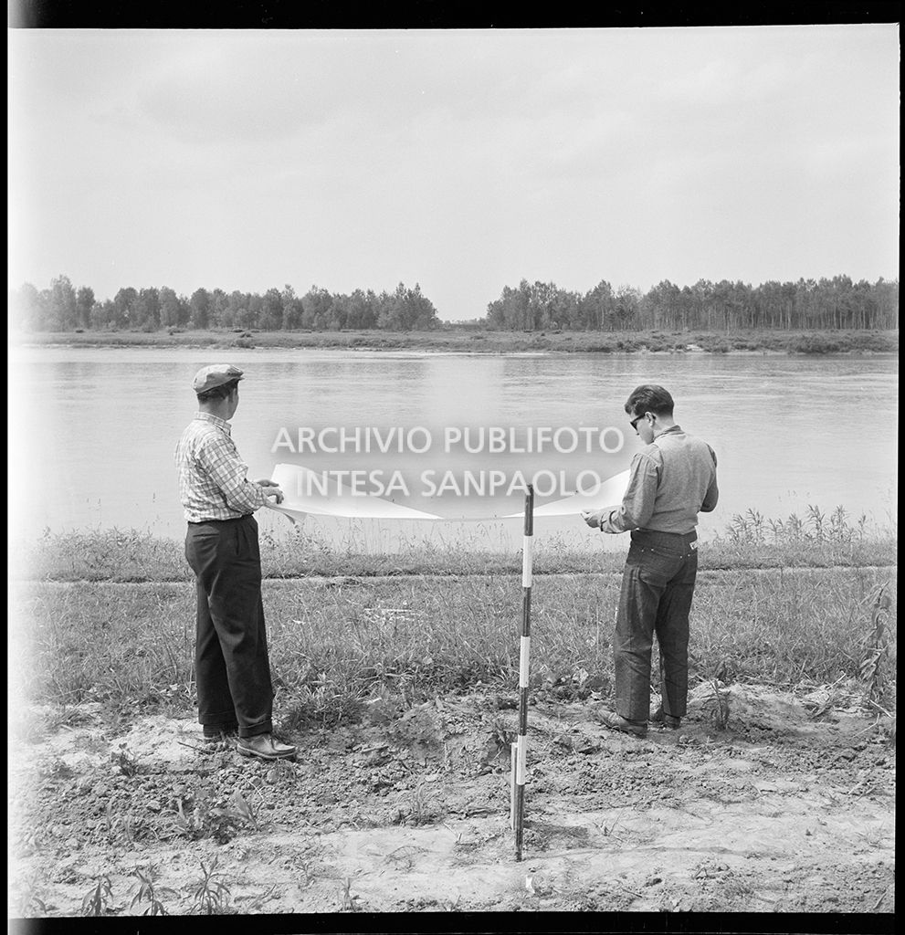 Due uomini eseguono dei rilievi, sul fiume Po, nei pressi di Mortizza<br>383232