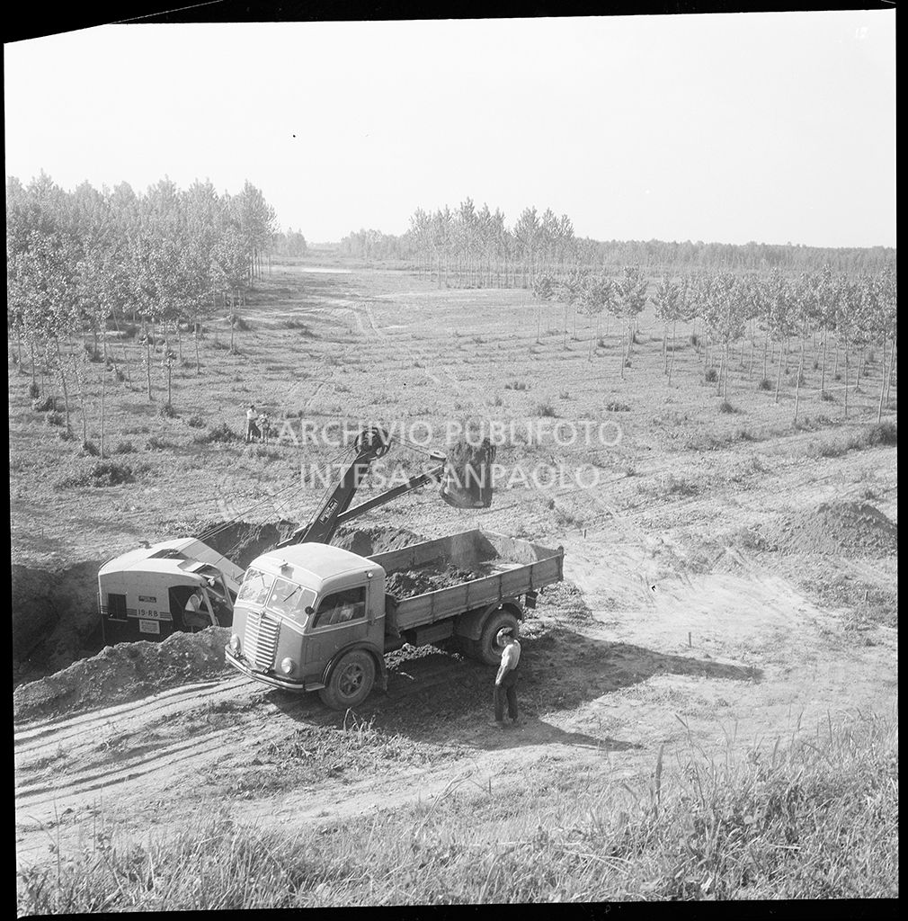 Vista dall'alto del cantiere per la costruzione del ponte dell'Autostrada del Sole, sul fiume Po, nei pressi di Mortizza<br>383235