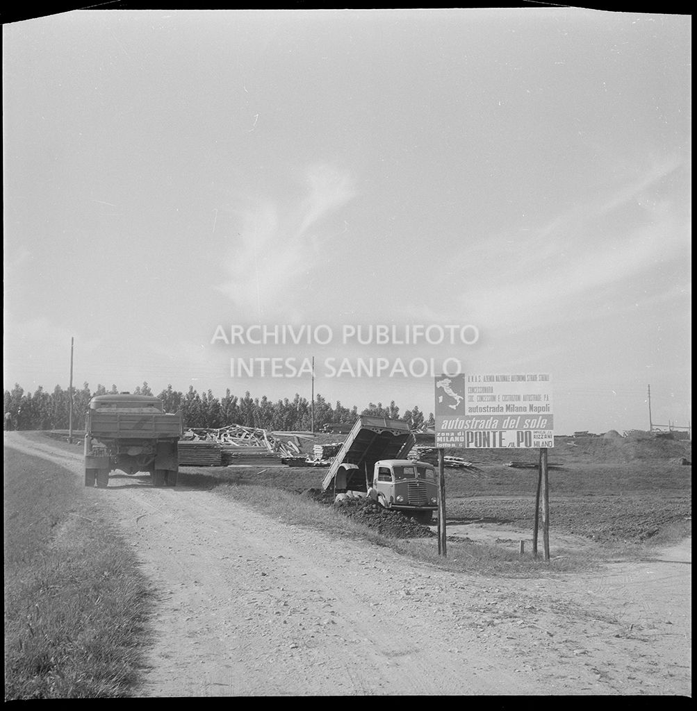 Cartello che segnala il cantiere per la costruzione del ponte dell'Autostrada del Sole, sul fiume Po, nei pressi di Mortizza<br>383238