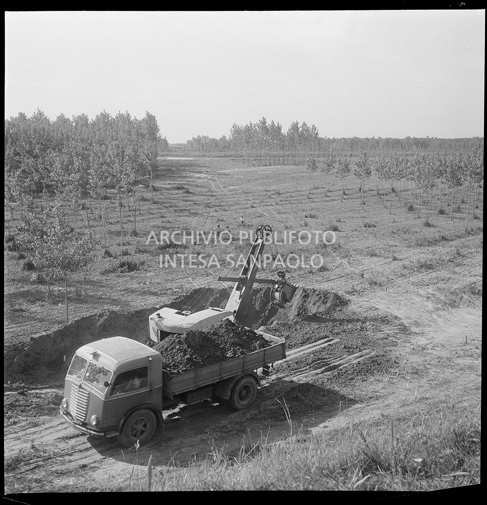 Vista dall'alto del cantiere per la costruzione del ponte dell'Autostrada del Sole, sul fiume Po, nei pressi di Mortizza<br>383239