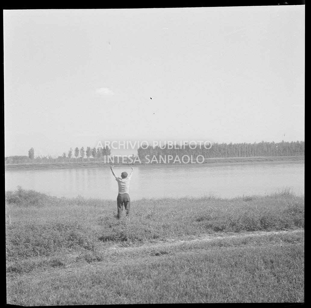 Un uomo sull'argine del Po nei pressi di Mortizza dove è in corso la costruzione del ponte dell'Autostrada del Sole<br>383241
