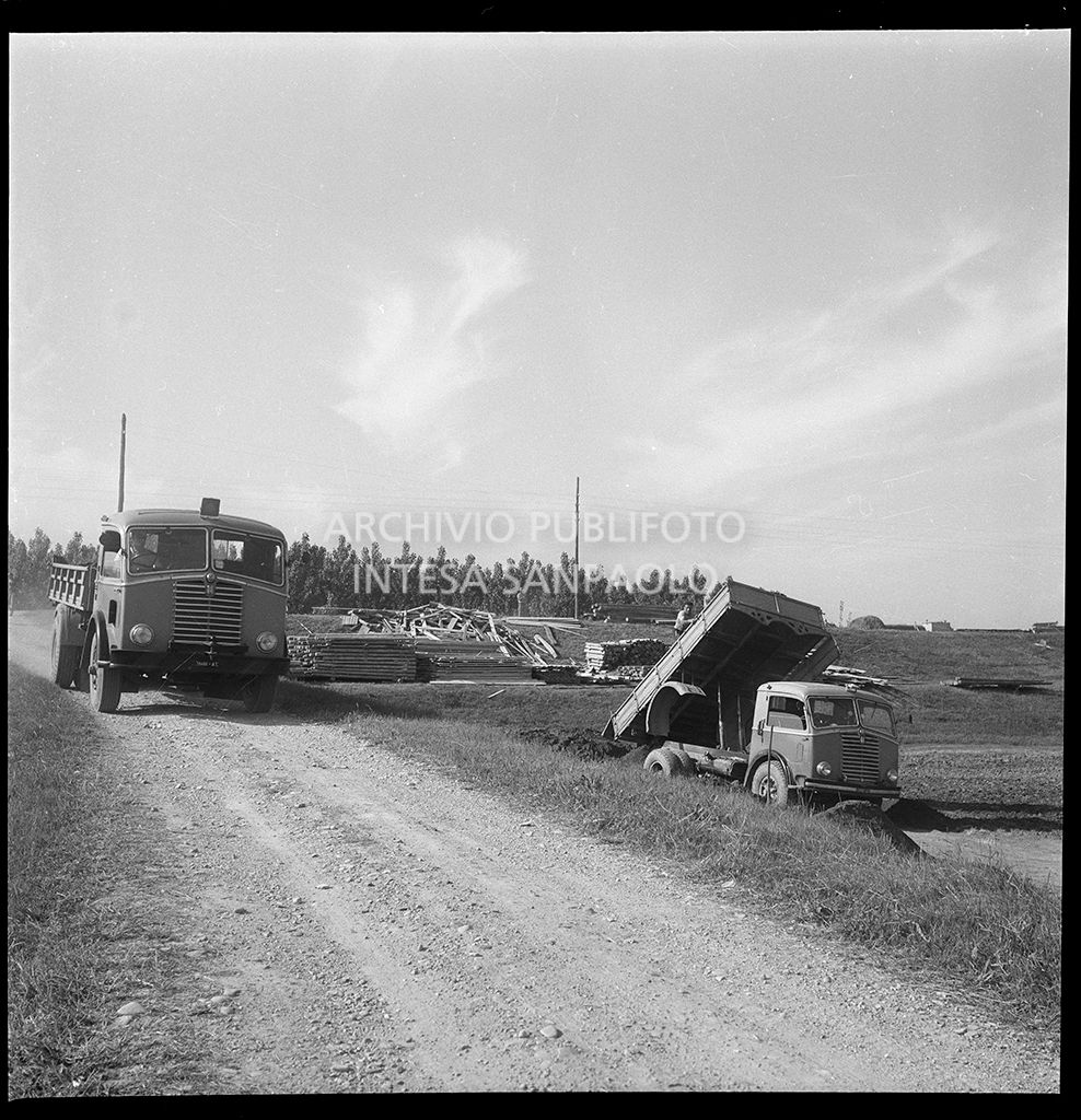 Cantiere per la costruzione del ponte dell'Autostrada del Sole, sul fiume Po, nei pressi di Mortizza<br>383243