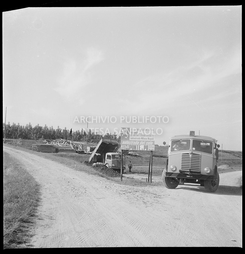 Cantiere per la costruzione del ponte dell'Autostrada del Sole, sul fiume Po, nei pressi di Mortizza<br>383244