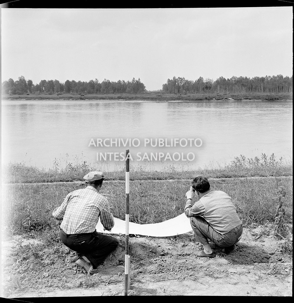 Due uomini eseguono dei rilievi, sul fiume Po, nei pressi di Mortizza