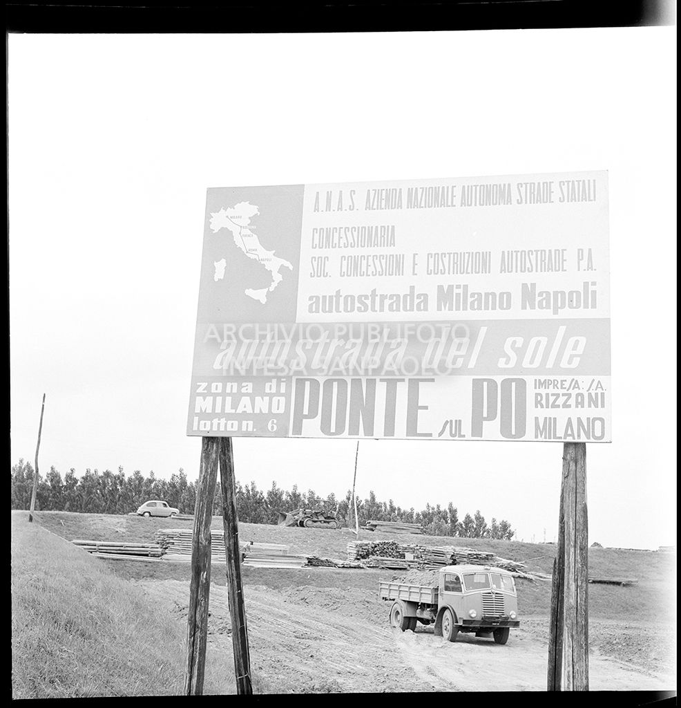 Cartello che segnala il cantiere per la costruzione del ponte dell'Autostrada del Sole, sul fiume Po, nei pressi di Mortizza<br>383247