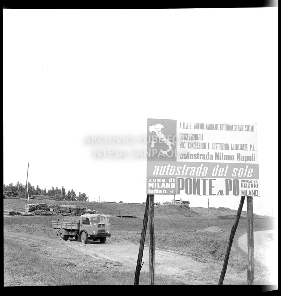 Cartello che segnala il cantiere per la costruzione del ponte dell'Autostrada del Sole, sul fiume Po, nei pressi di Mortizza<br>383250