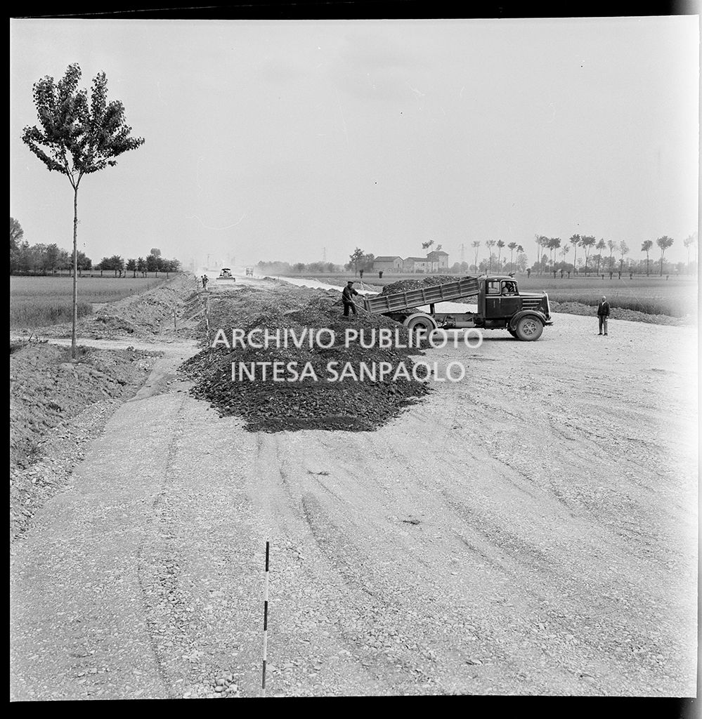 Cantiere per la costruzione dell'Autostrada del Sole nel tratto Piacenza-Pontenure<br>383254