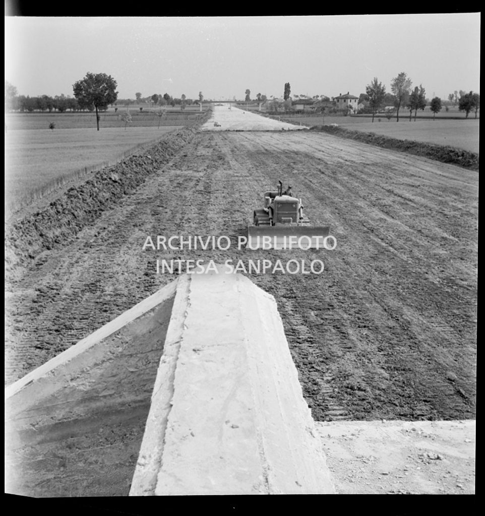 Una ruspa nel cantiere per la costruzione dell'Autostrada del Sole nel tratto Piacenza-Pontenure<br>383256
