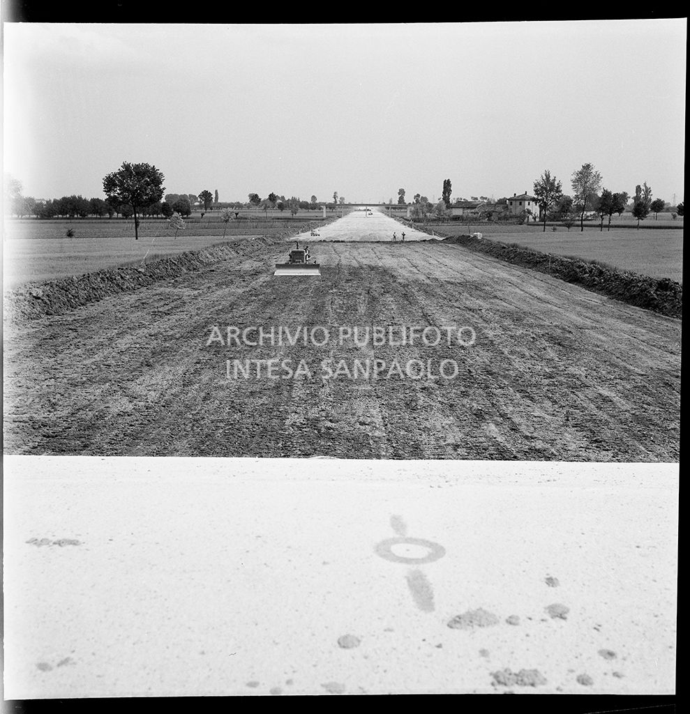 Cantiere per la costruzione dell'Autostrada del Sole nel tratto Piacenza-Pontenure<br>383259