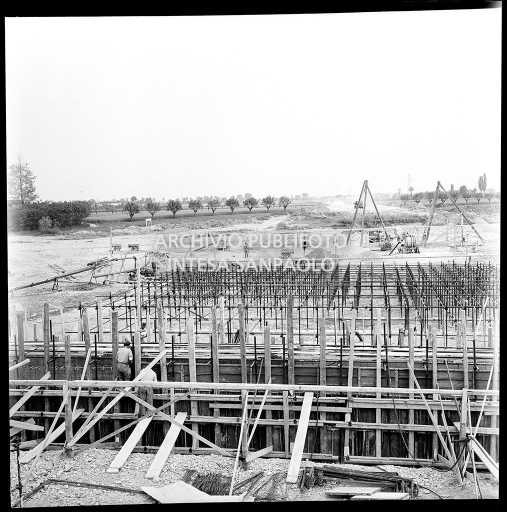 Cantiere di costruzione dell'Autostrada del Sole nei pressi di Pontenure: predisposizione armamento<br>383263