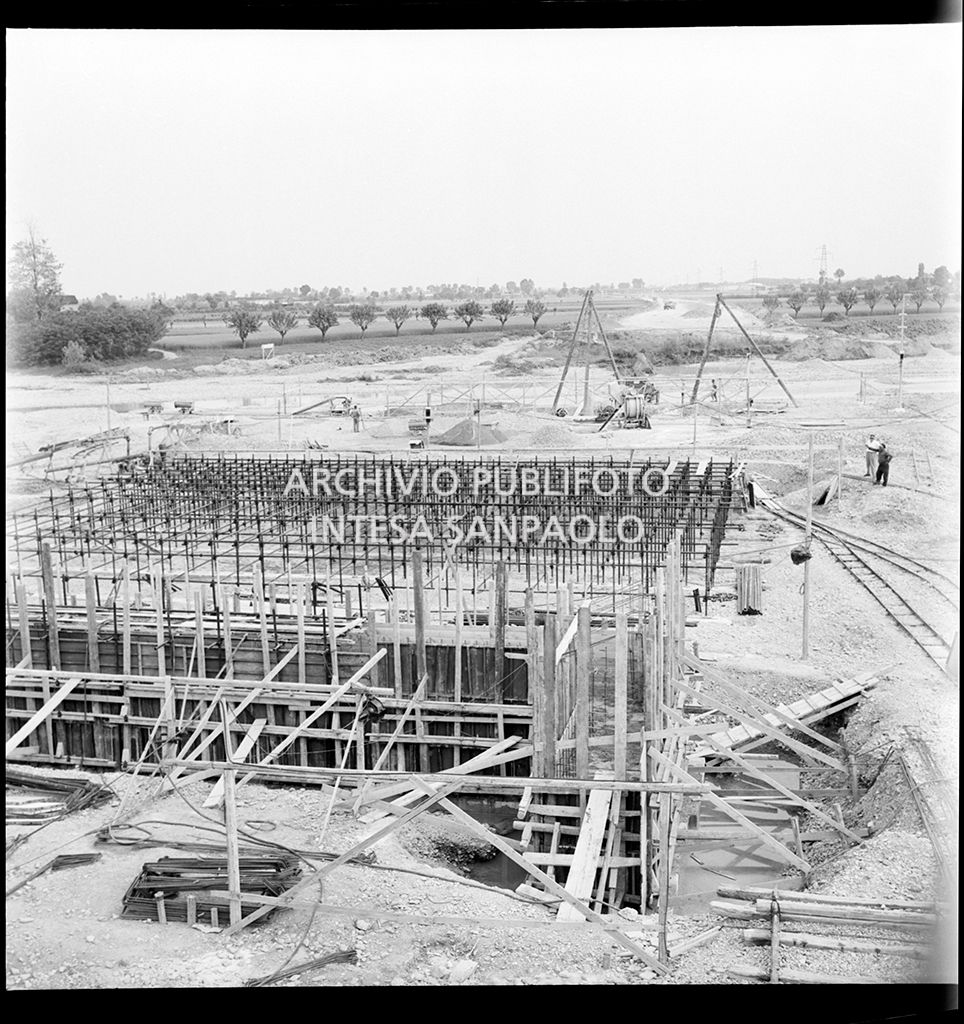 Cantiere di costruzione dell'Autostrada del Sole nei pressi di Pontenure: predisposizione armamento<br>383264