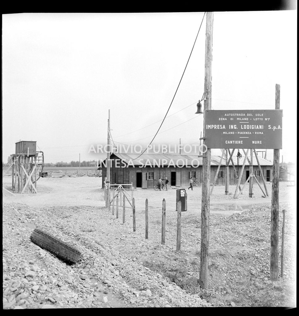 Cartello di segnalazione del cantiere di costruzione dell'Autostrada del Sole nei pressi di Pontenure<br>383272