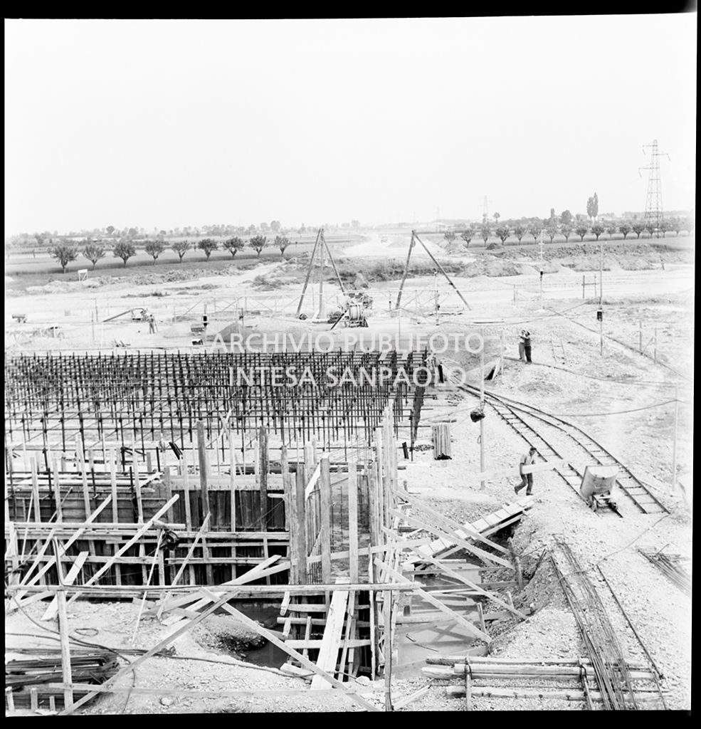 Cantiere di costruzione dell'Autostrada del Sole nei pressi di Pontenure: predisposizione armamento<br>383273