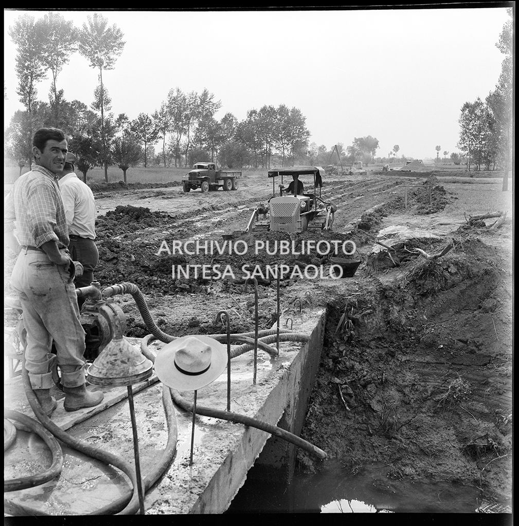 Operai al lavoro nel cantiere di costruzione dell'Autostrada del Sole nei pressi di Fontanellato, tratto Fidenza-Parma<br>383274