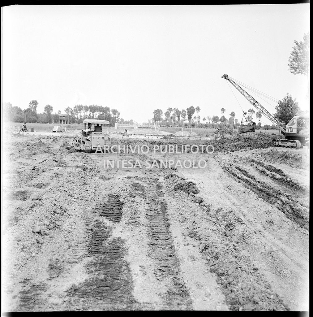 Cantiere di costruzione dell'Autostrada del Sole nei pressi di Fontanellato, tratto Fidenza-Parma<br>383276