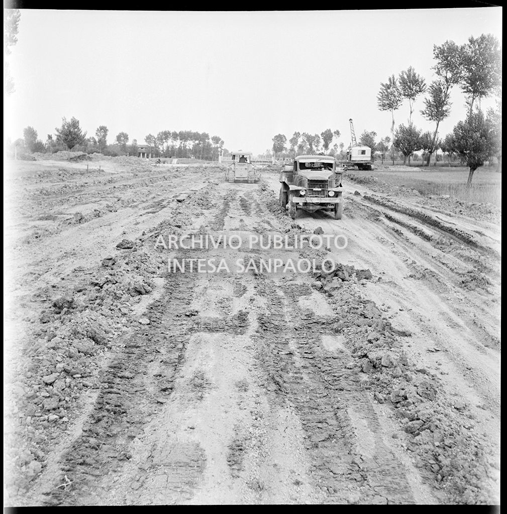 Cantiere di costruzione dell'Autostrada del Sole nei pressi di Fontanellato, tratto Fidenza-Parma<br>383277
