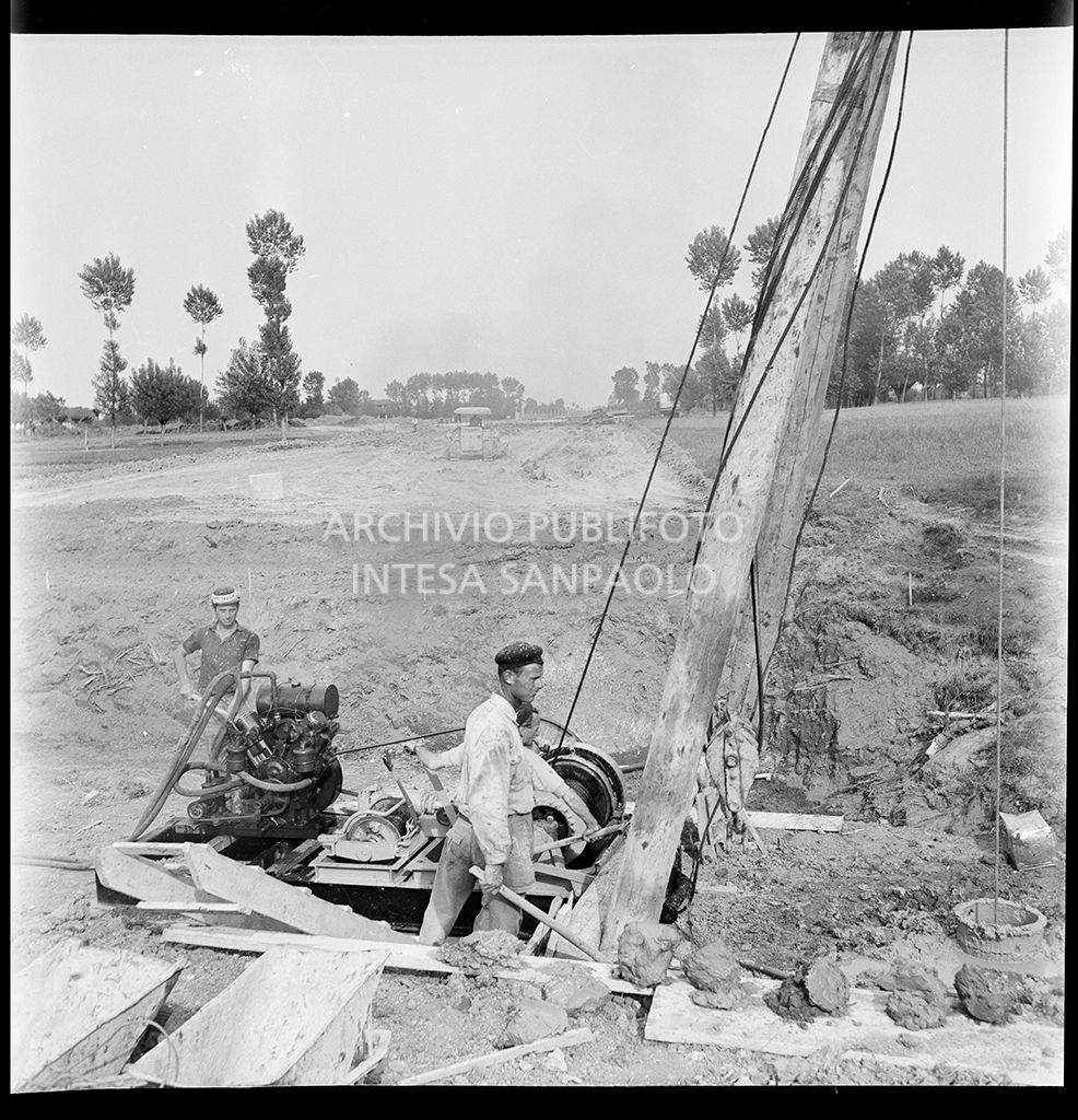 Operai al lavoro nel cantiere di costruzione dell'Autostrada del Sole nei pressi di Fontanellato, tratto Fidenza-Parma<br>383279