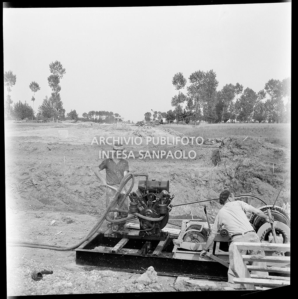 Operai al lavoro nel cantiere di costruzione dell'Autostrada del Sole nei pressi di Fontanellato, tratto Fidenza-Parma<br>383285