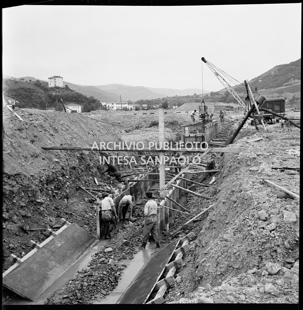 Cantiere di costruzione dell'Autostrada del Sole: lavori di scavo nel tratto Fidenza-Parma, nei pressi di Fontanellato