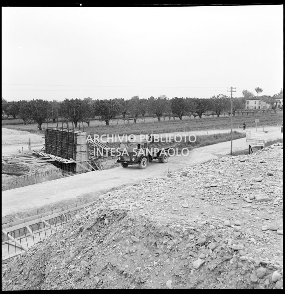 Cantiere di costruzione dell'Autostrada del Sole nei pressi di Parma<br>383288