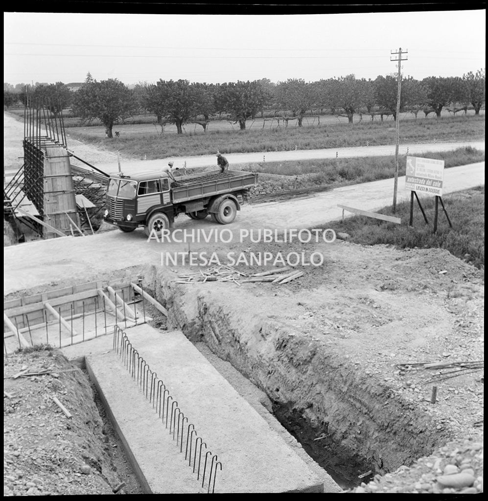 Cantiere di costruzione dell'Autostrada del Sole nei pressi di Parma<br>383289