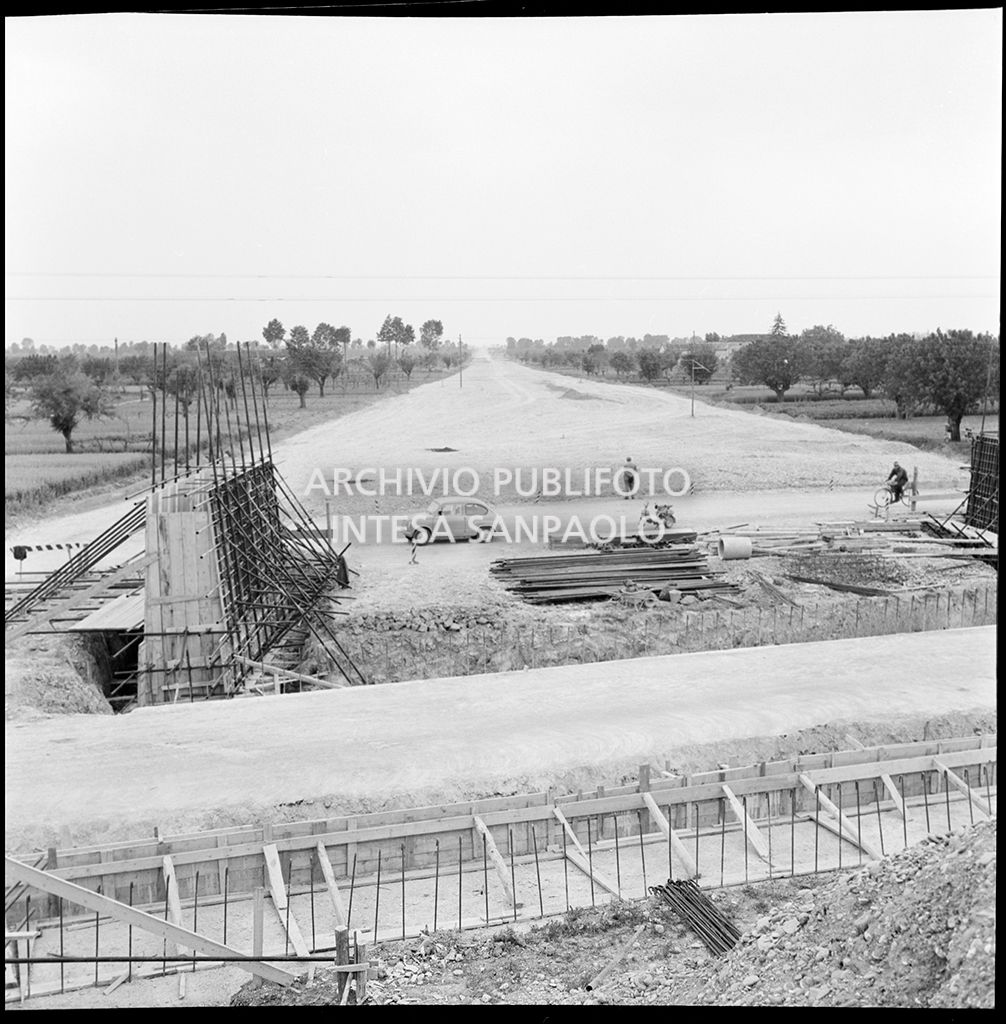 Cantiere di costruzione dell'Autostrada del Sole nei pressi di Parma: sullo sfondo una Fiat 600<br>383291