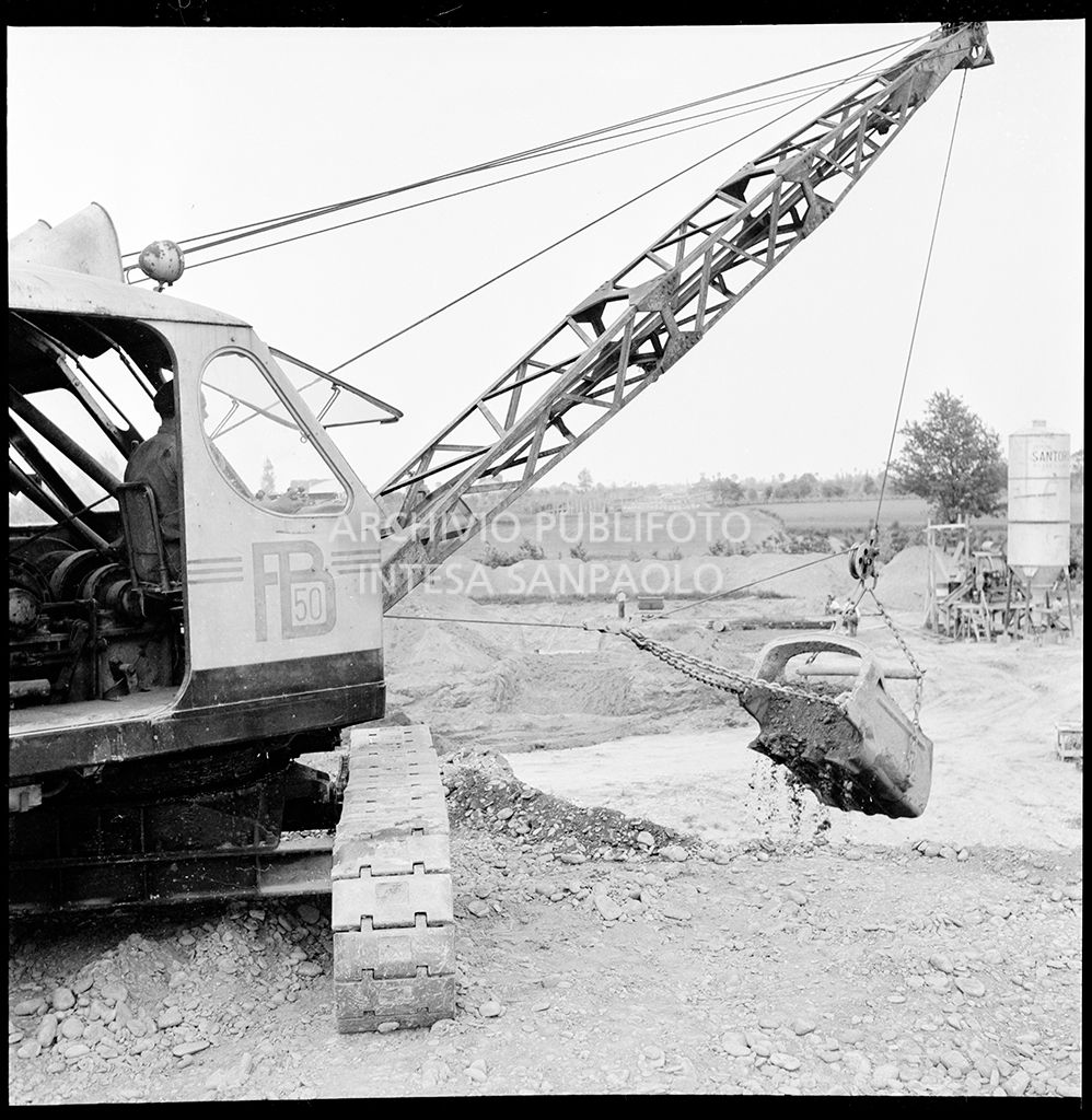 Escavatrice al lavoro nel cantiere di costruzione dell'Autostrada del Sole nei pressi di Parma<br>383296