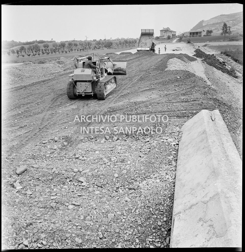 Cantiere di costruzione dell'Autostrada del Sole, tratta Casalecchio di Reno-Sasso Marconi<br>383303
