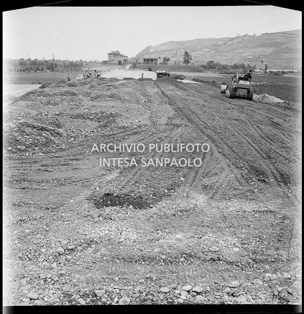 Cantiere di costruzione dell'Autostrada del Sole, tratta Casalecchio di Reno-Sasso Marconi<br>383304