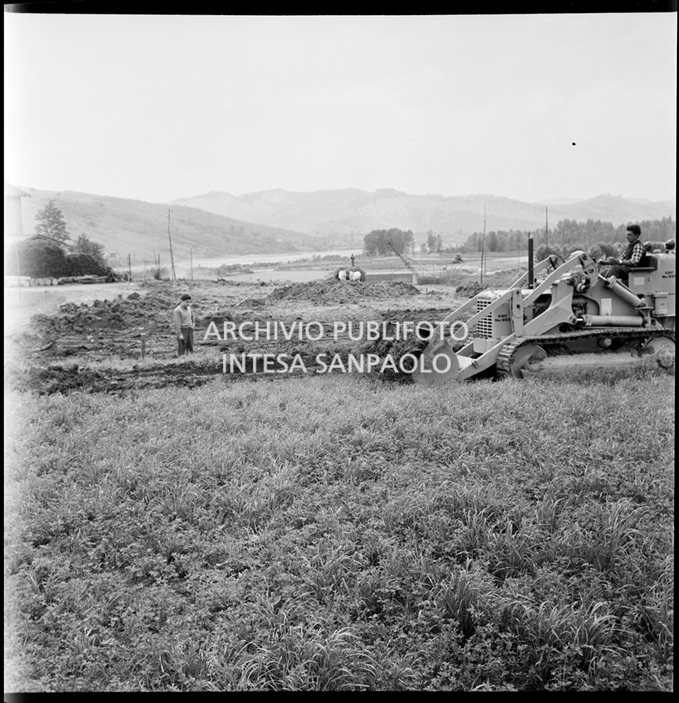 Un uomo al lavoro su una ruspa nel cantiere di costruzione dell'Autostrada del Sole, tratta Casalecchio di Reno-Sasso Marconi<br>383307