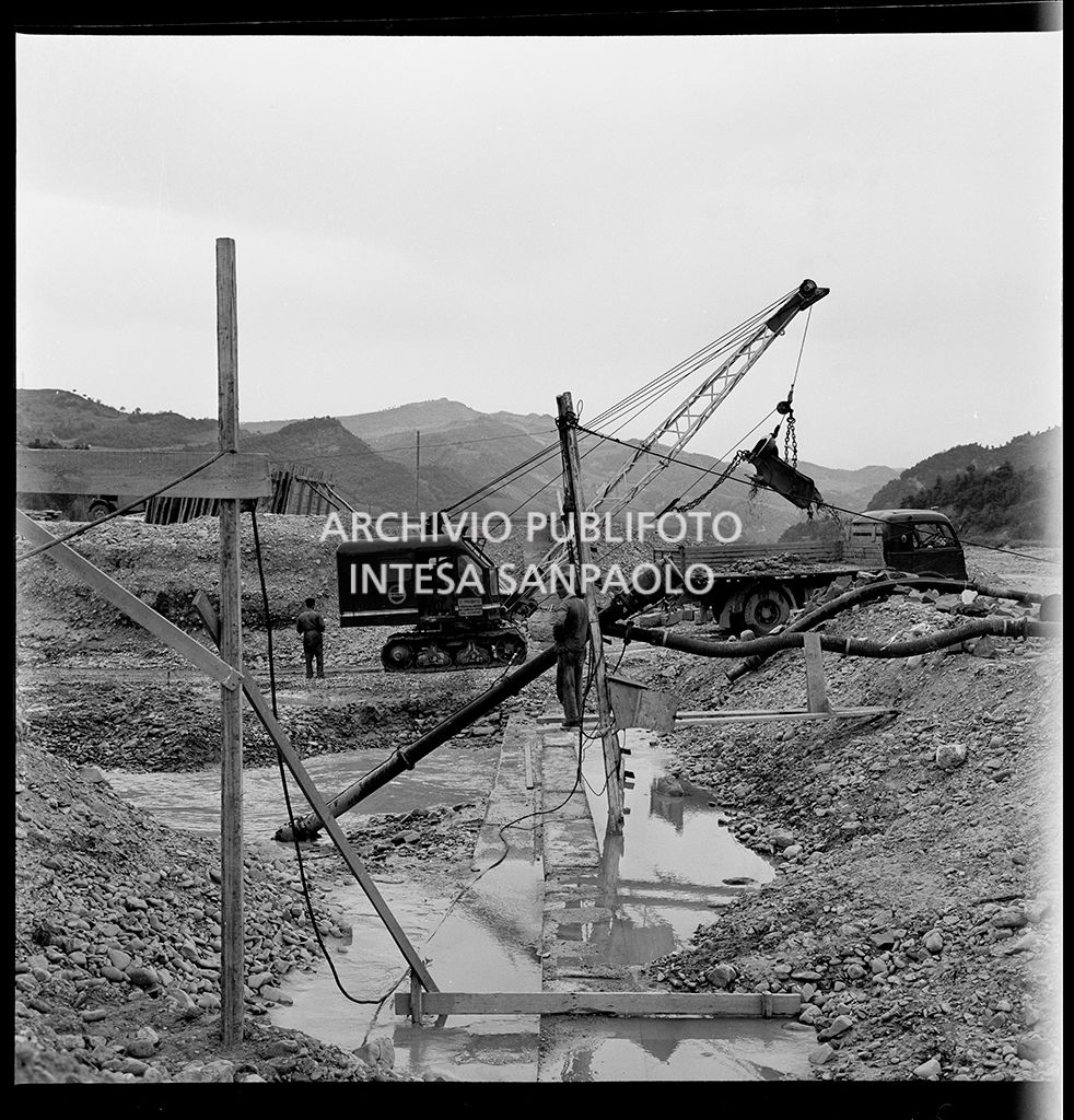 Documentazione lavori Autostrada del Sole. Sasso Marconi - Vado; zona di Vado costeggia il torrente Setta fino a Vado. Impresa Asfalti Sinter Bologna