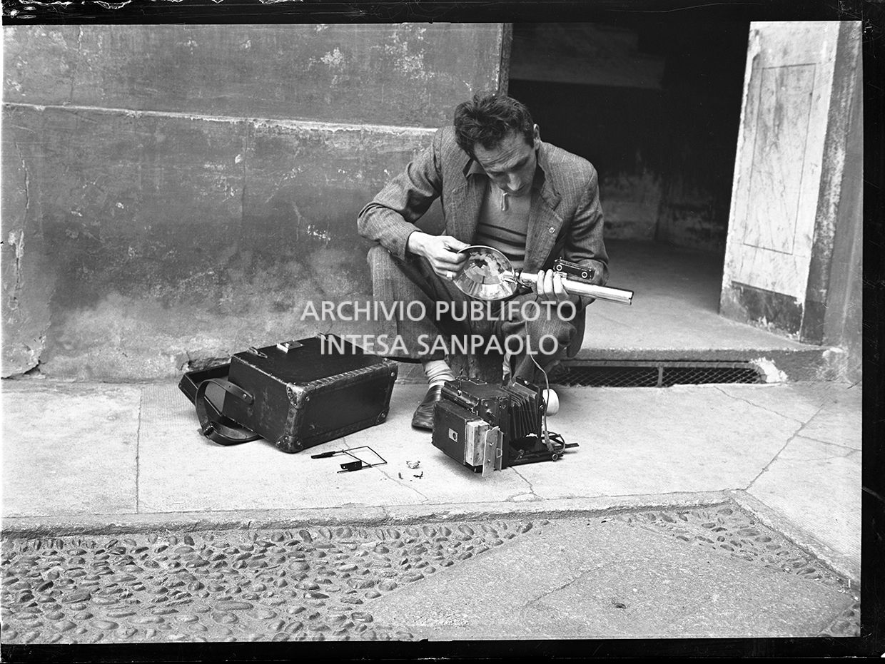 Il fotografo Enrico Taverna, interpreta, in un falso fotografico, il fotografo Raoul Porlezza che fu picchiato dal figlio di Toscanini il quale gli distrusse anche la macchina fotografica, una "Speed Graphic"