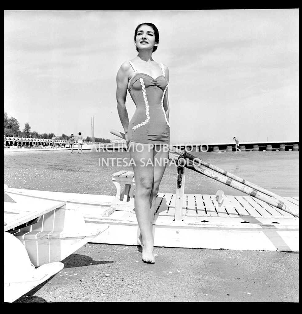 La soprano Maria Callas in costume da bagno al Lido di Venezia