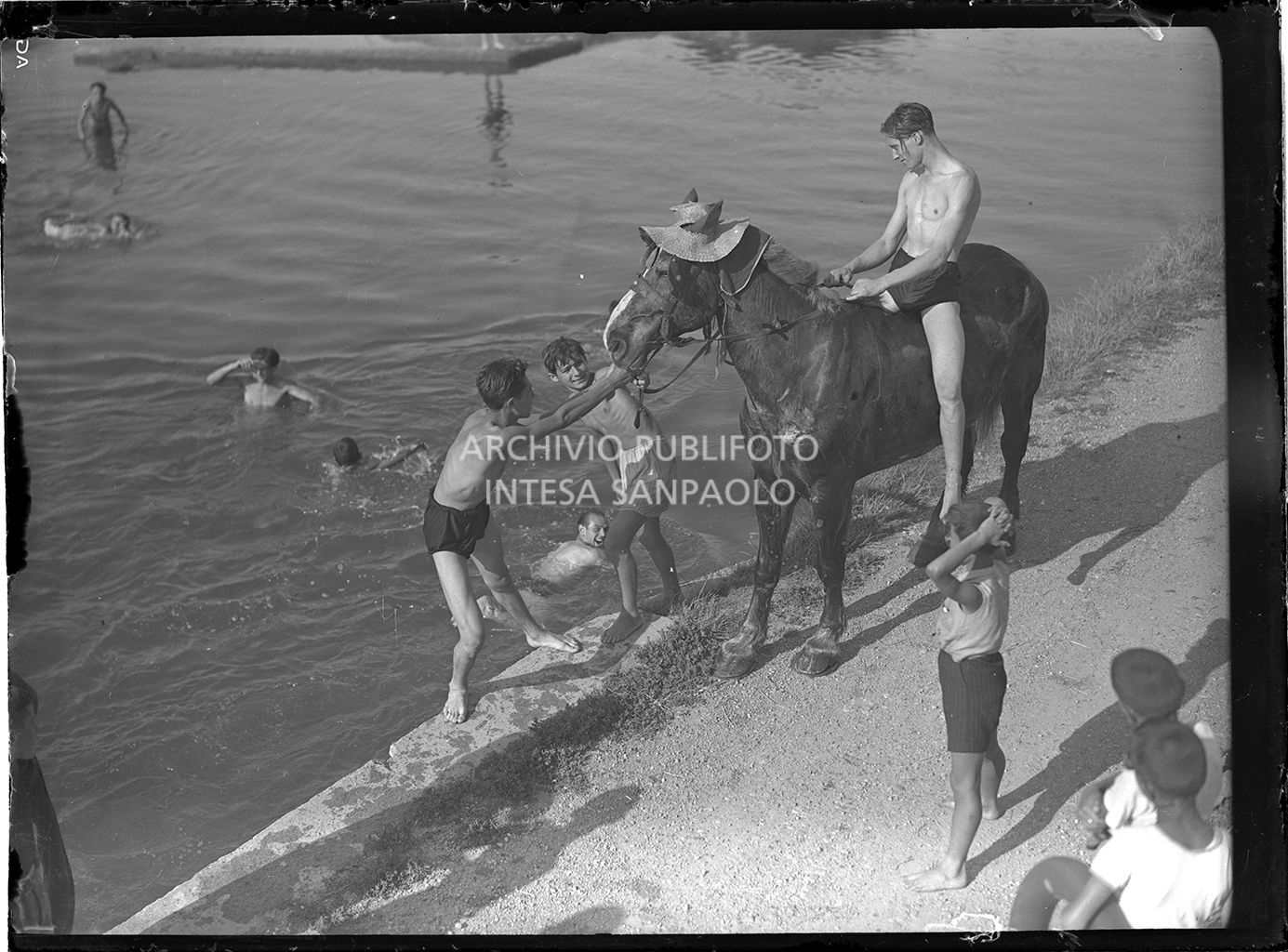 Estate - caldo - bagni. Bagnanti in piscina col lido