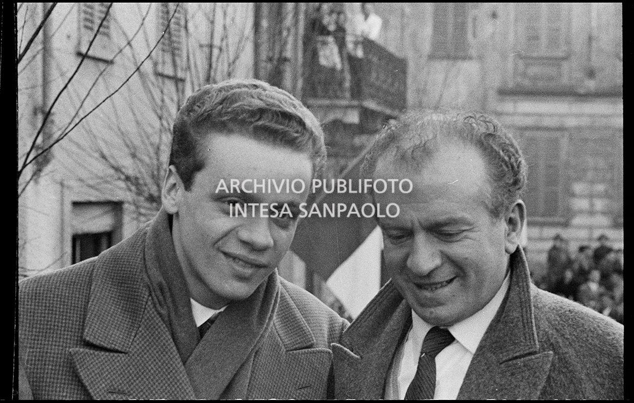 Il cantante Johnny Dorelli ricevuto dal paese in festa