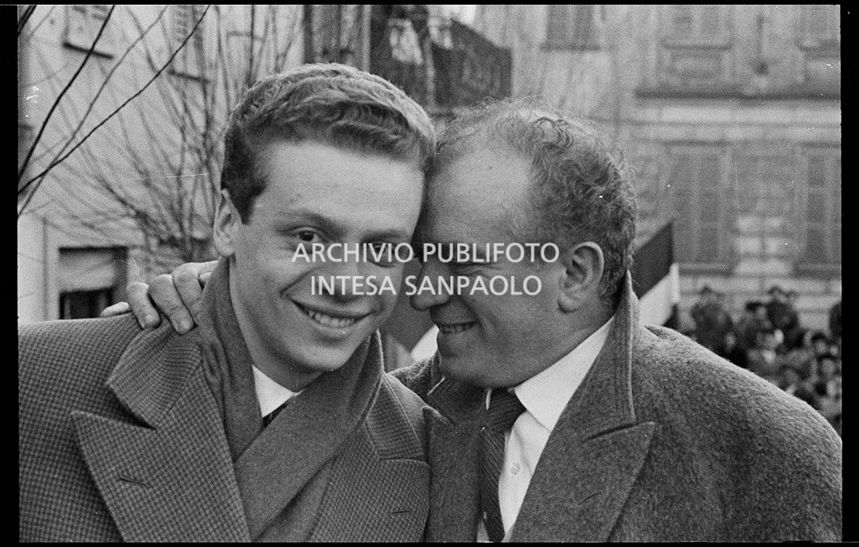 Il cantante Johnny Dorelli ricevuto dal paese in festa