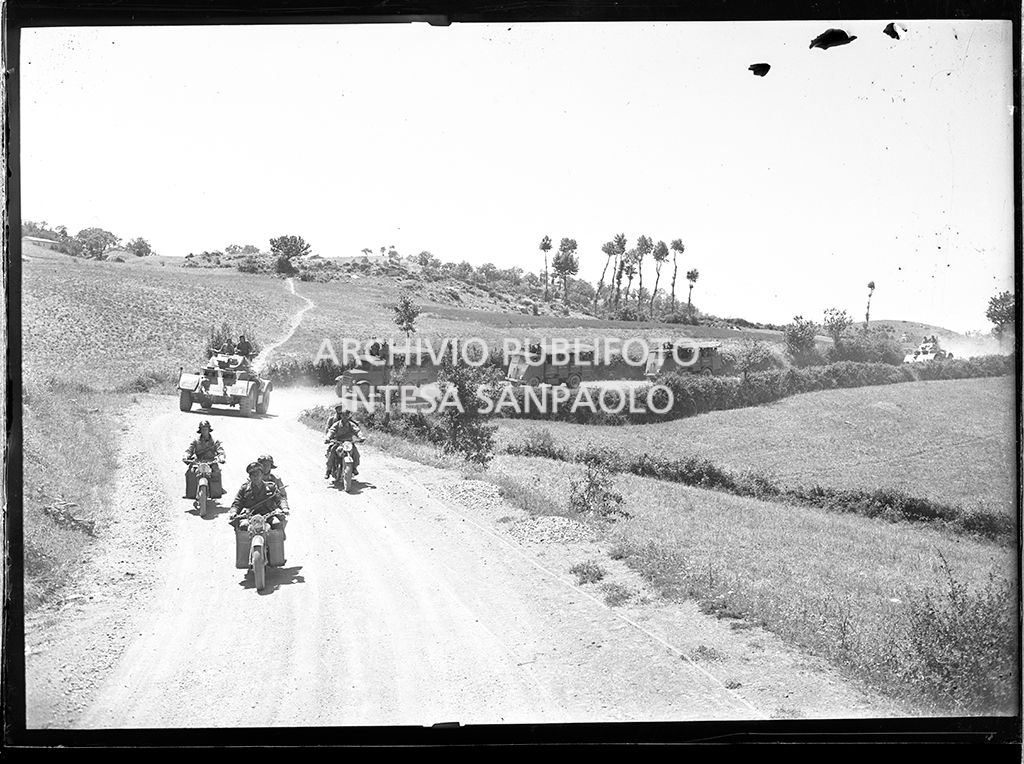 Militari in arrivo a Abbadia San Salvatore, su motociclette, carri armati e autocarri, in seguito alla tentata insurrezione e all'uccisione di due ufficiali di polizia, dopo l'attentato a Palmiro Togliatti<br>42058