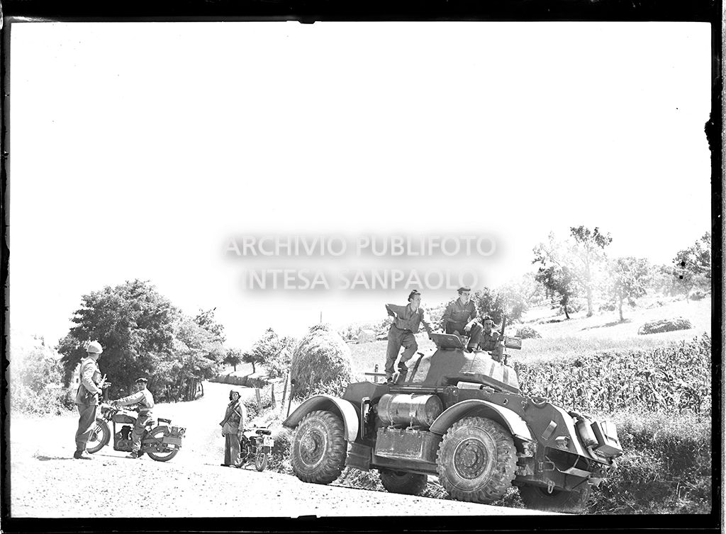 Posto di blocco di militari nei pressi di Abbadia San Salvatore in seguito alla tentata insurrezione e all'uccisione di due ufficiali di polizia, dopo l'attentato a Palmiro Togliatti<br>42059