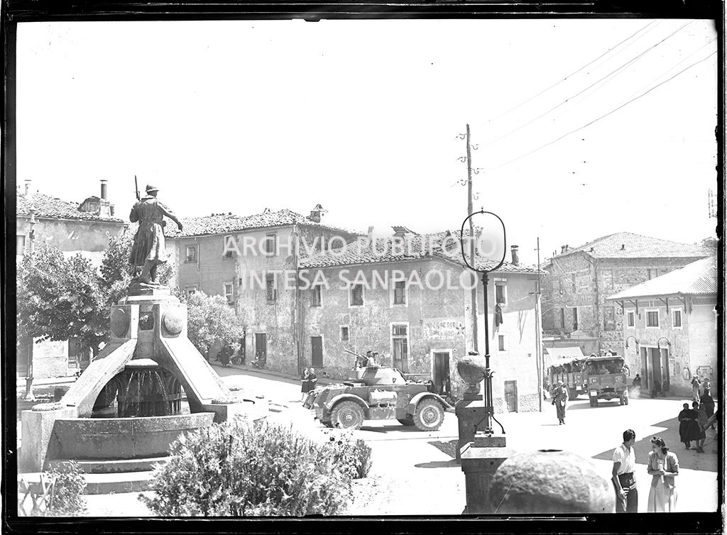 Ingresso ad Abbadia San Salvatore di carri armati e autocarri con militari a bordo in seguito alla tentata insurrezione e all'uccisione di due ufficiali di polizia, dopo l'attentato a Palmiro Togliatti<br>42061