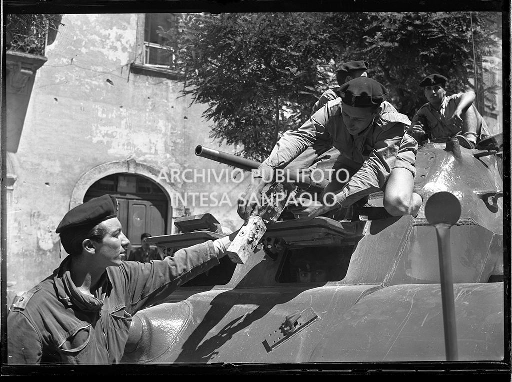 Militari ad Abbadia San Salvatore su carro armato in seguito alla tentata insurrezione e all'uccisione di due ufficiali di polizia, dopo l'attentato a Palmiro Togliatti<br>42062