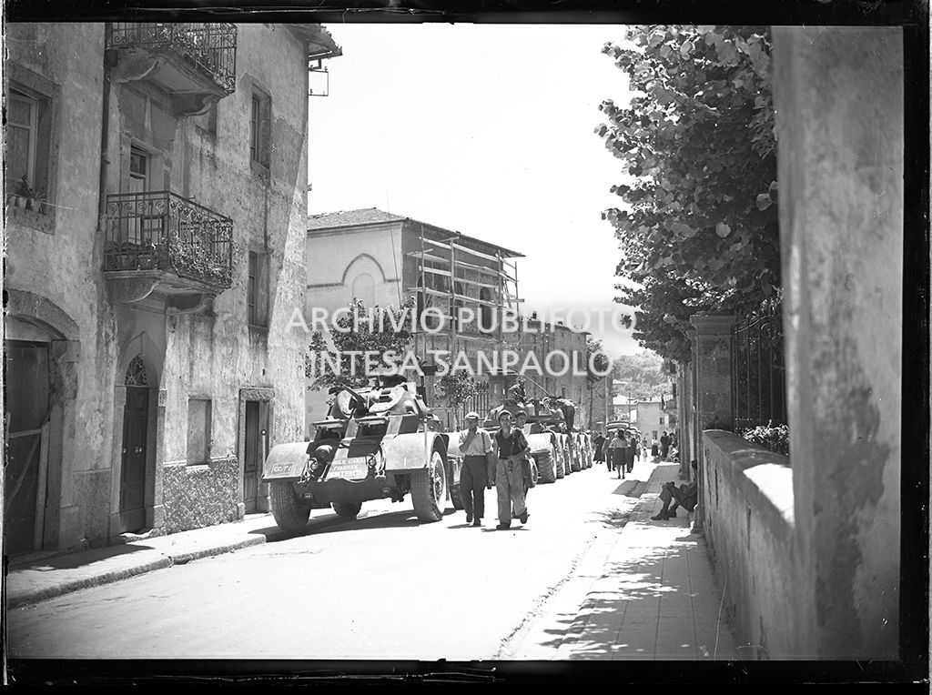 Ingresso carri armati ad Abbadia San Salvatore in seguito alla tentata insurrezione e all'uccisione di due ufficiali di polizia, dopo l'attentato a Palmiro Togliatti<br>42066