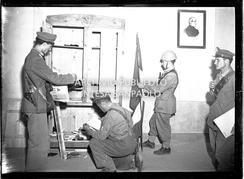 Perquisizioni ad Abbadia San Salvatore seguite alla tentata insurrezione e all'uccisione di due ufficiali di polizia, dopo l'attentato a Palmiro Togliatti<br>42070