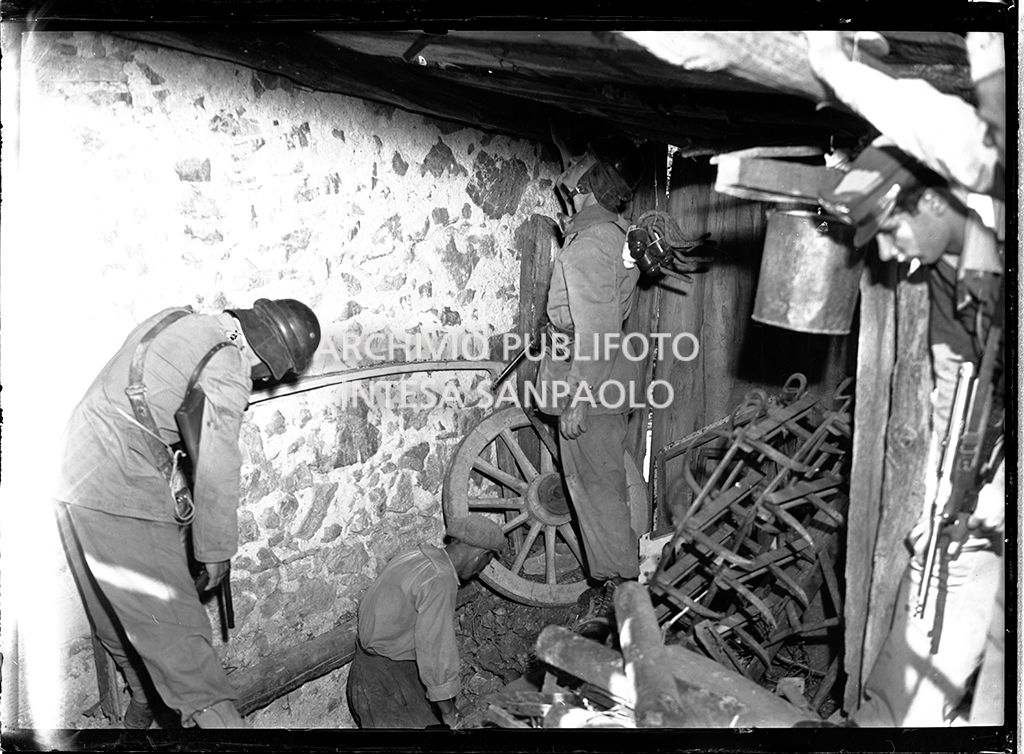 Perquisizioni ad Abbadia San Salvatore seguite alla tentata insurrezione e all'uccisione di due ufficiali di polizia, dopo l'attentato a Palmiro Togliatti<br>42075