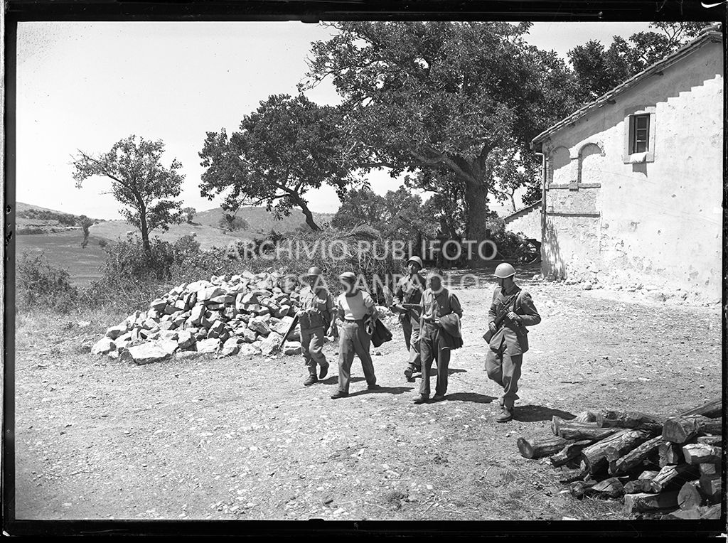 Perquisizioni ad Abbadia San Salvatore seguite alla tentata insurrezione e all'uccisione di due ufficiali di polizia, dopo l'attentato a Palmiro Togliatti<br>42078