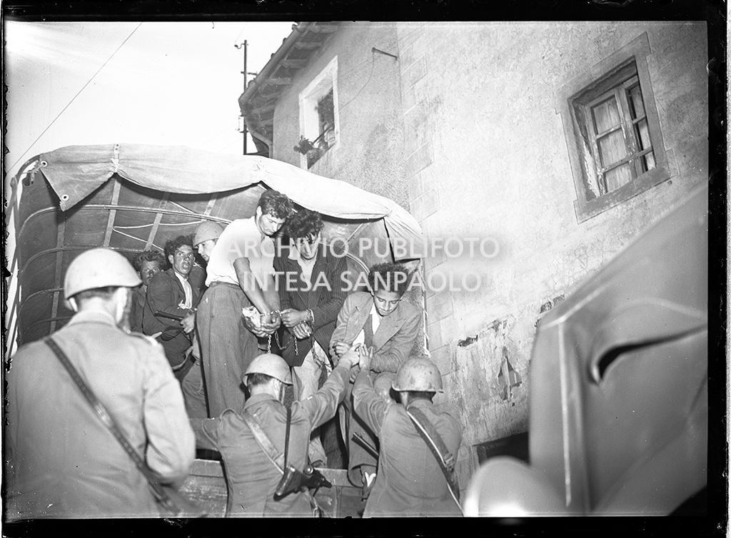 Arresti ad Abbadia San Salvatore in seguito alla tentata insurrezione e all'uccisione di due ufficiali di polizia, dopo l'attentato a Palmiro Togliatti<br>42079