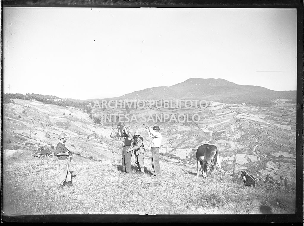 Perquisizioni nei pressi di Abbadia San Salvatore seguite alla tentata insurrezione e all'uccisione di due ufficiali di polizia, dopo l'attentato a Palmiro Togliatti<br>42080
