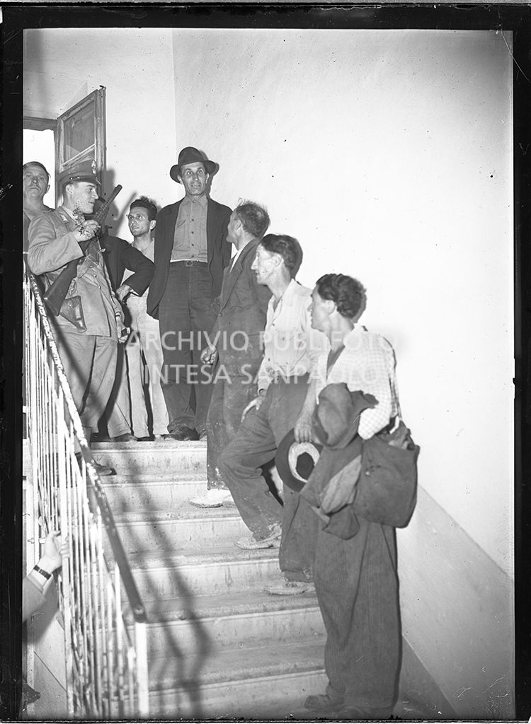 Perquisizioni ad Abbadia San Salvatore seguite alla tentata insurrezione e all'uccisione di due ufficiali di polizia, dopo l'attentato a Palmiro Togliatti<br>42081