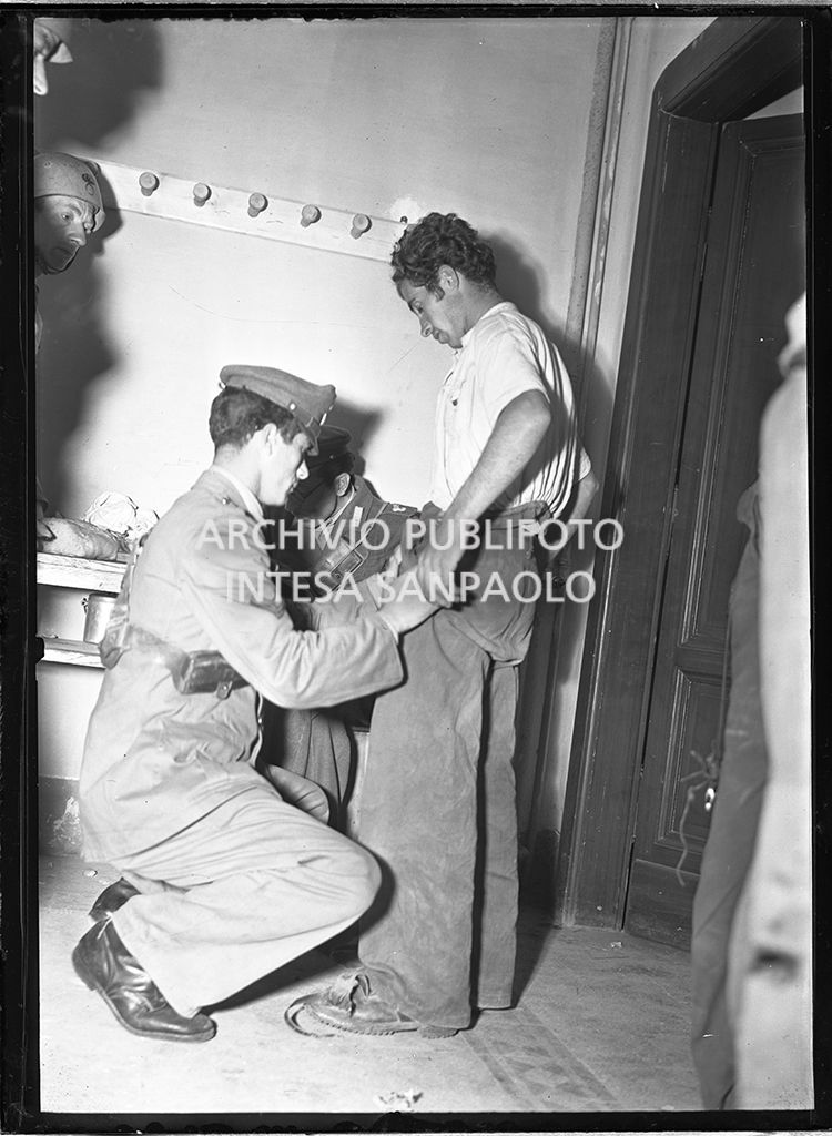 Perquisizioni ad Abbadia San Salvatore seguite alla tentata insurrezione e all'uccisione di due ufficiali di polizia, dopo l'attentato a Palmiro Togliatti<br>42086