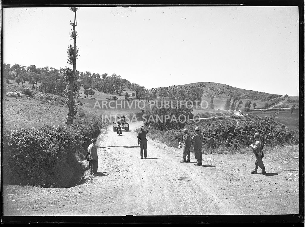 Militari nei pressi di Abbadia San Salvatore nei giorni successivi alla tentata insurrezione e all'uccisione di due ufficiali di polizia, dopo l'attentato a Palmiro Togliatti<br>42087